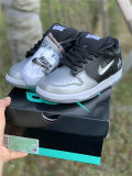 Supreme x Nike SB Dunk Low Metallic Silver-Black GS