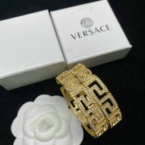 Versace Earrings (150) Versace Earrings (150)