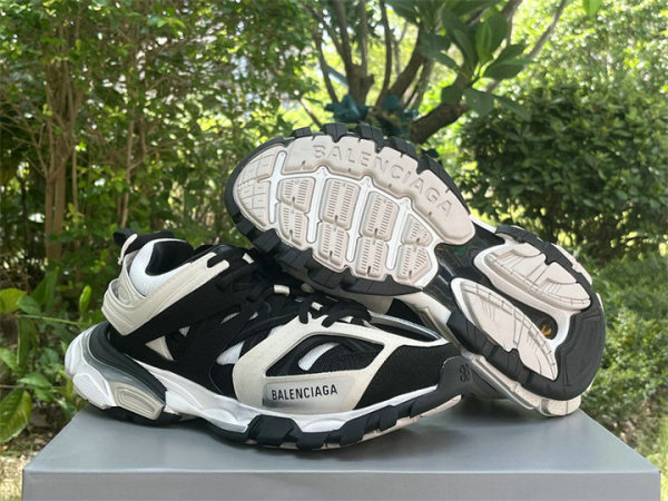 Balenciaga Track 3.0 Sneaker (43)