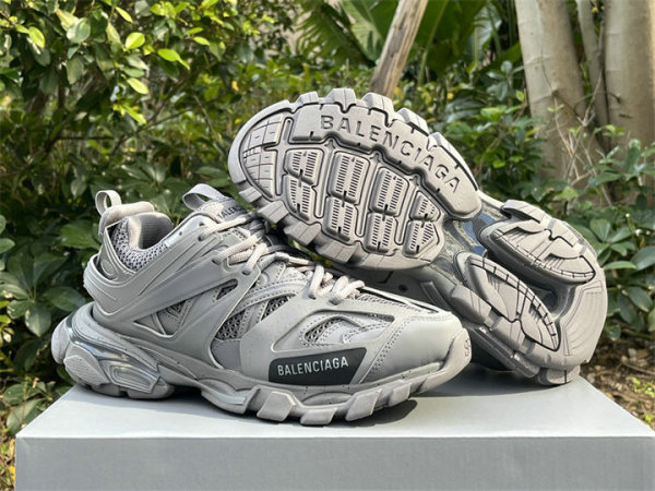 Balenciaga Track 3.0 Sneaker (54)