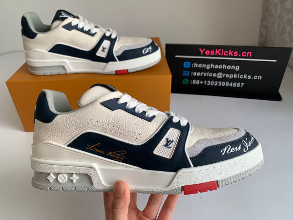 LV SNEAKERS (49)