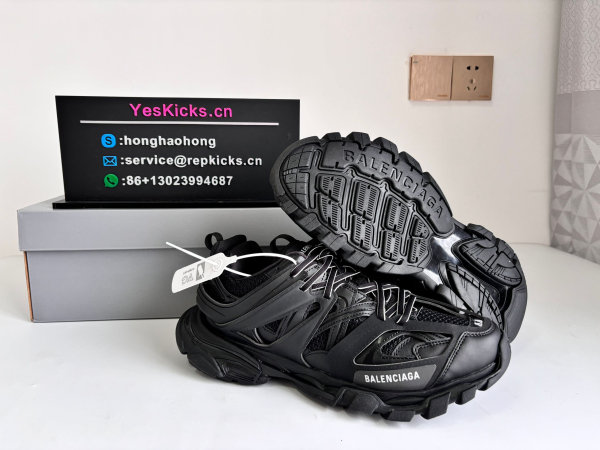 Balenciaga Track 3.0 Sneaker (56)