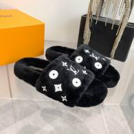 LV Slippers 35-41 (37)