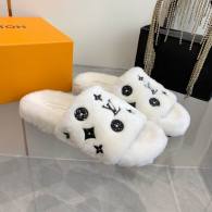LV Slippers 35-41 (36)